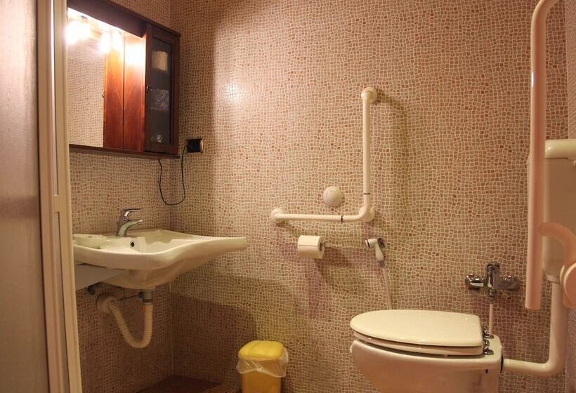 غرفة قياسية ثلاثية, Villa Elisabetta