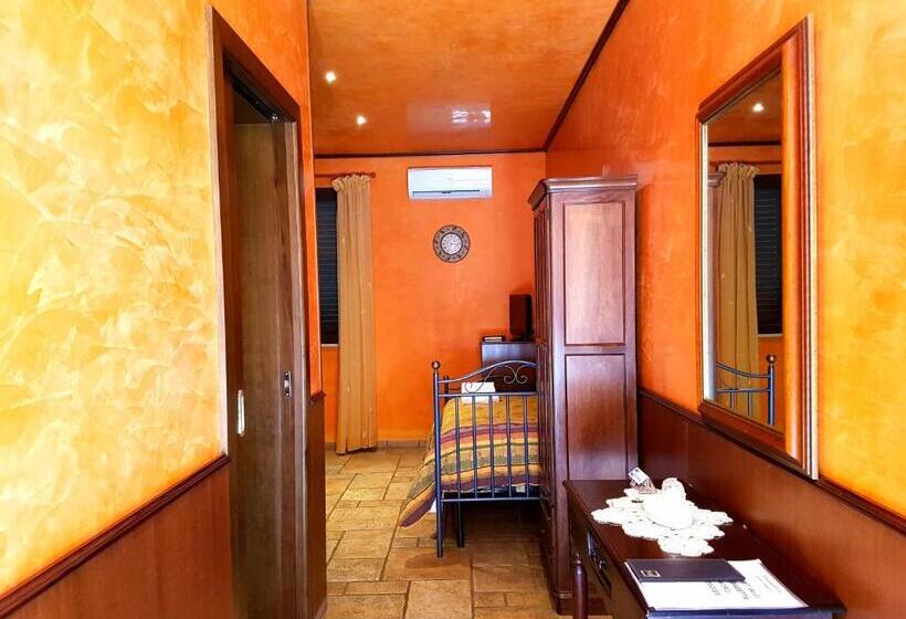 غرفة قياسية ثلاثية, Villa Elisabetta