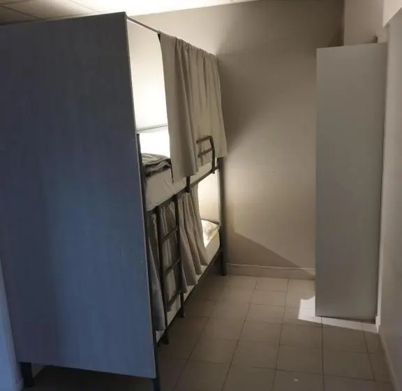ルームシェアのワンベッド, Albergue Porta Real No Bike Storage
