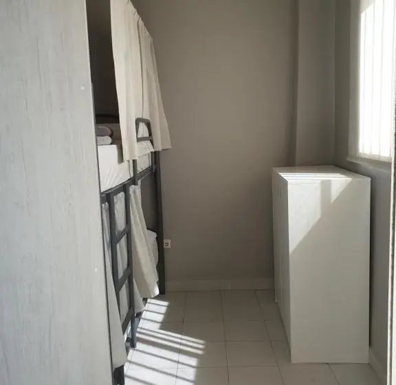 ルームシェアのワンベッド, Albergue Porta Real No Bike Storage
