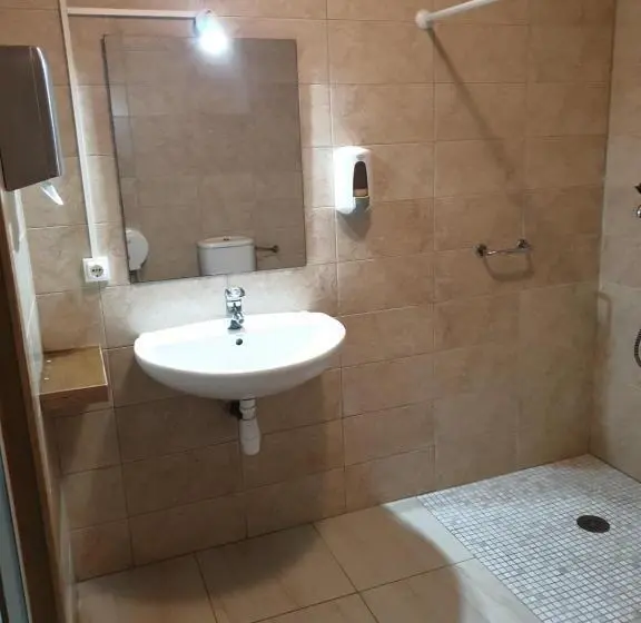 ルームシェアのワンベッド, Albergue Porta Real No Bike Storage