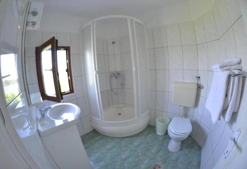 غرفة قياسية مزوَّدة بشُرفة, Complex Amazon