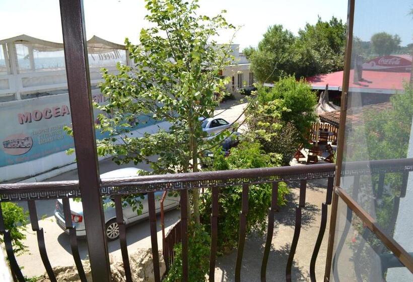 غرفة قياسية مزوَّدة بشُرفة, Complex Amazon