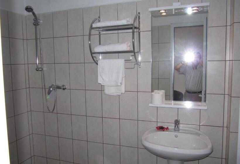 غرفة قياسية مزوَّدة بشُرفة, Complex Amazon