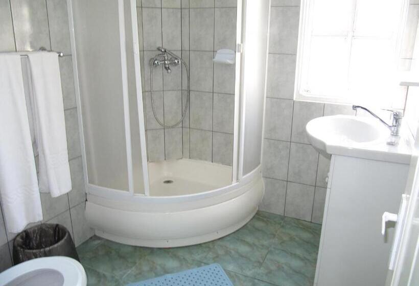 غرفة قياسية مزوَّدة بشُرفة, Complex Amazon