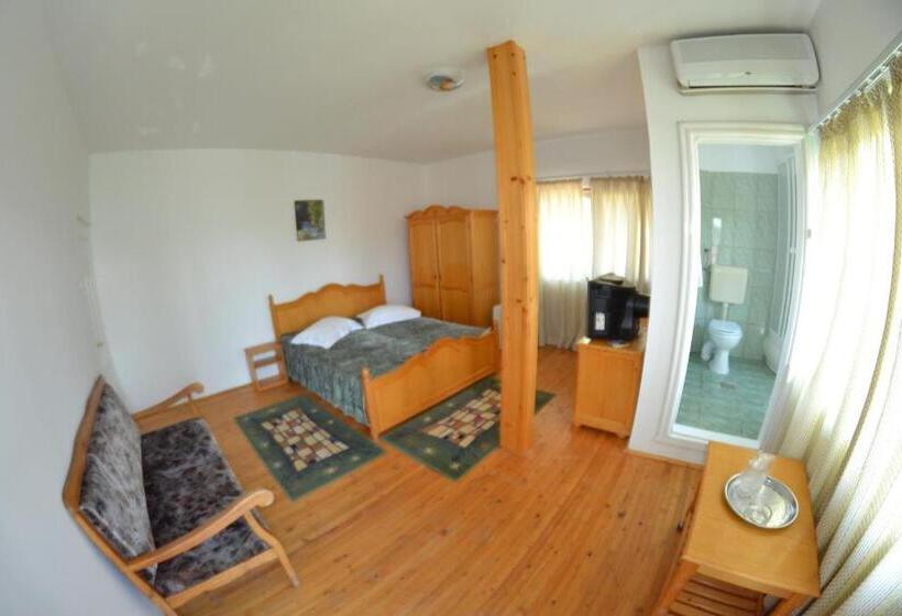 غرفة قياسية مزوَّدة بشُرفة, Complex Amazon