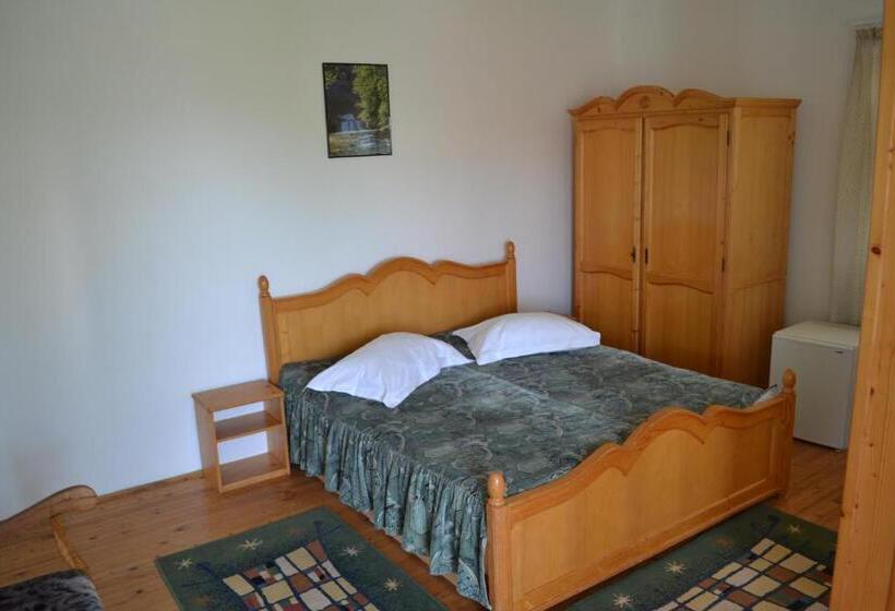 غرفة قياسية مزوَّدة بشُرفة, Complex Amazon