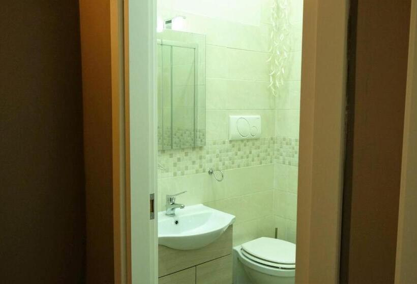 اتاق سه‌نفرۀ استاندارد با سرویس بهداشتی بیرون از اتاق, Queen 20   Privates Duomo