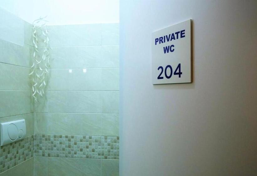 اتاق سه‌نفرۀ استاندارد با سرویس بهداشتی بیرون از اتاق, Queen 20   Privates Duomo