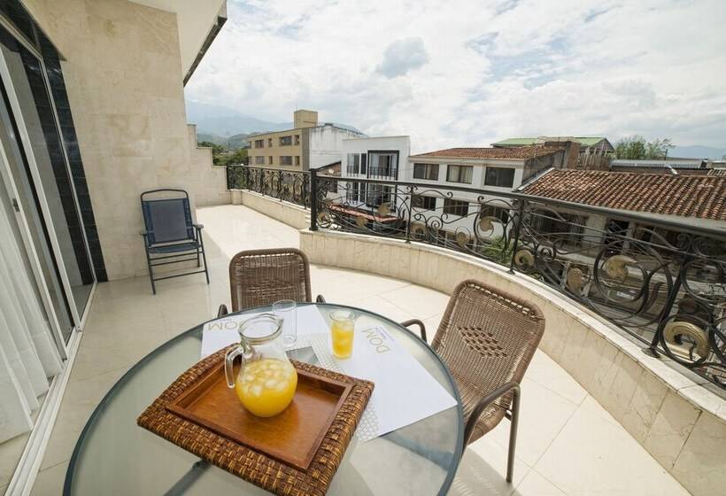 חדר משפחתי, Dom Hotel Cali