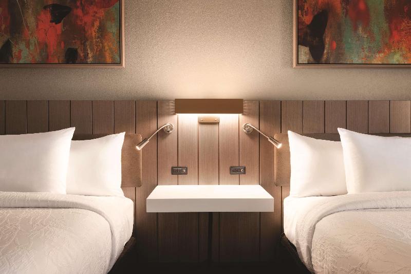 اتاق استاندارد سه نفره, Delta Lounge