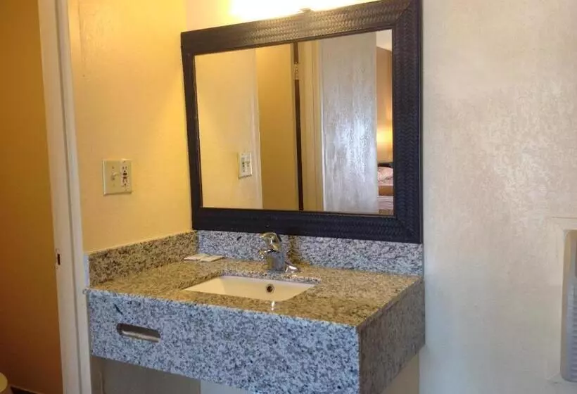 اتاق لوکس با تخت بزرگ, Diamond Inn & Suites