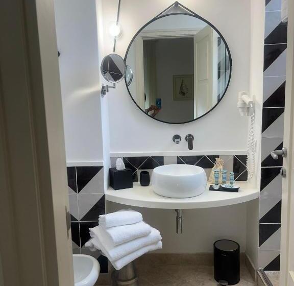 اتاق لوکس با چشم‌انداز دریا, Orsa Maggiore