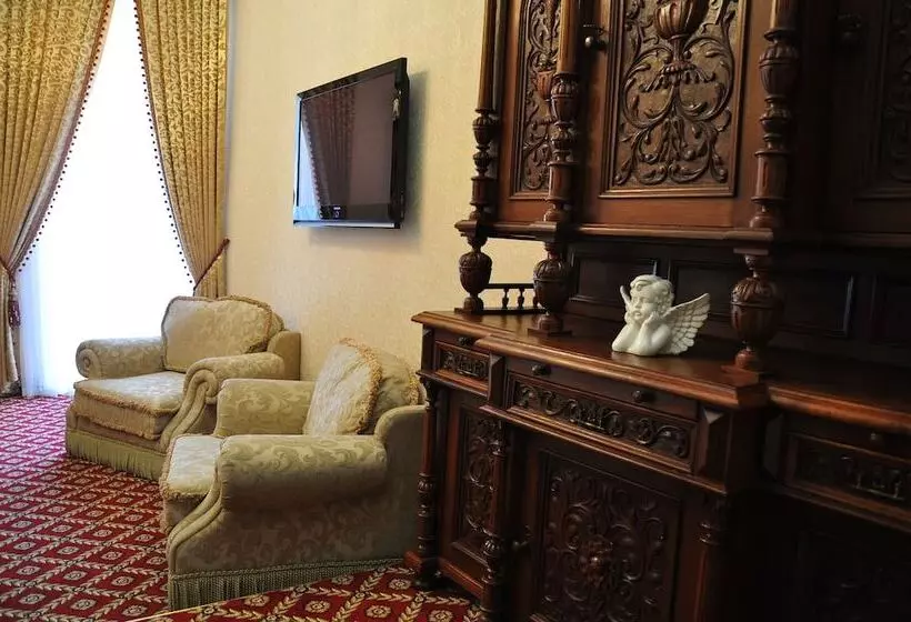 سوئیت با بالکن, Queen Valery