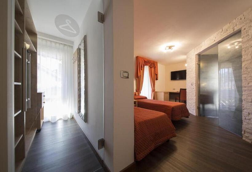 חדר סטנדרט לארבעה, Touring