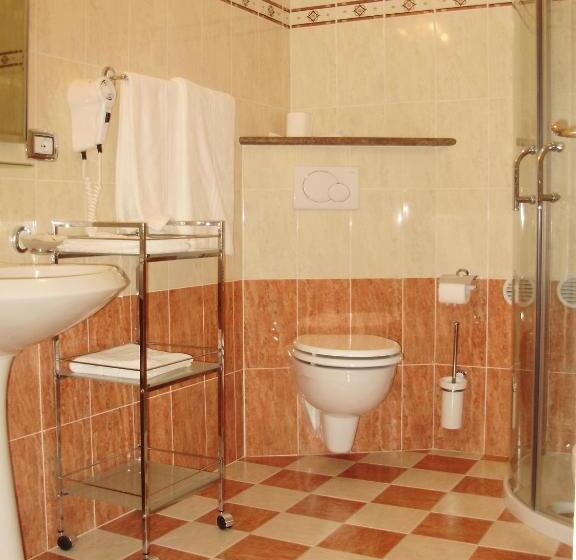 חדר סטנדרט לארבעה, Touring