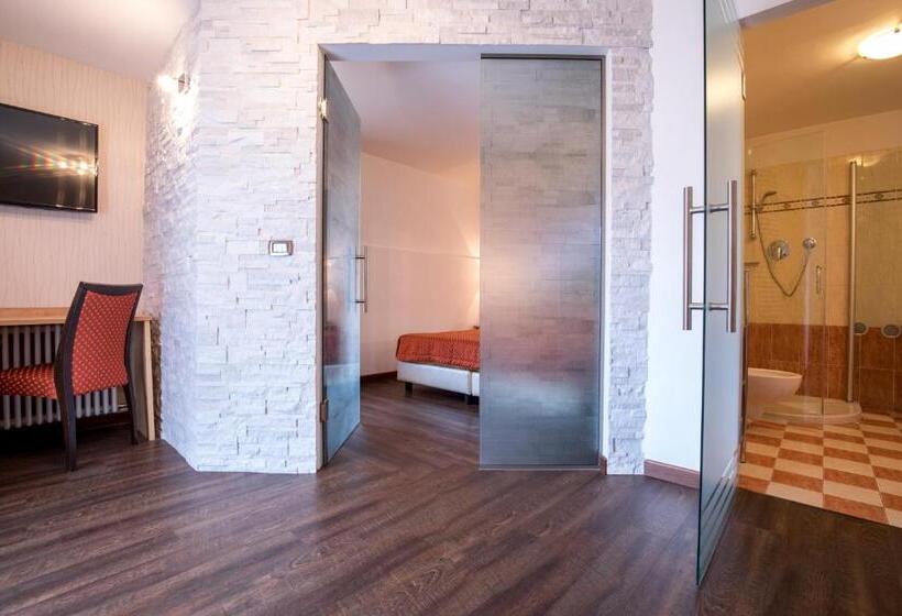 חדר סטנדרט לארבעה, Touring