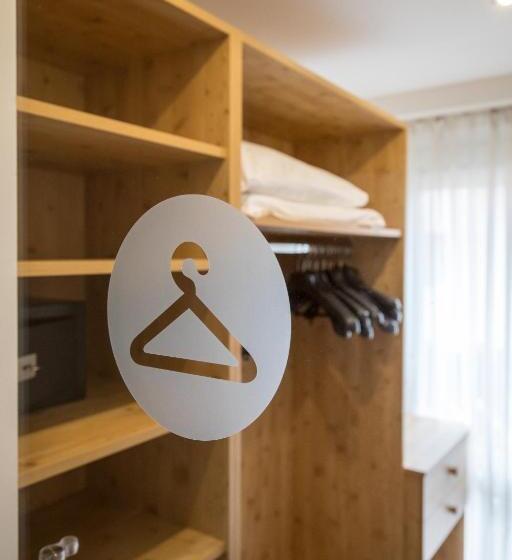 חדר סטנדרט לארבעה, Touring