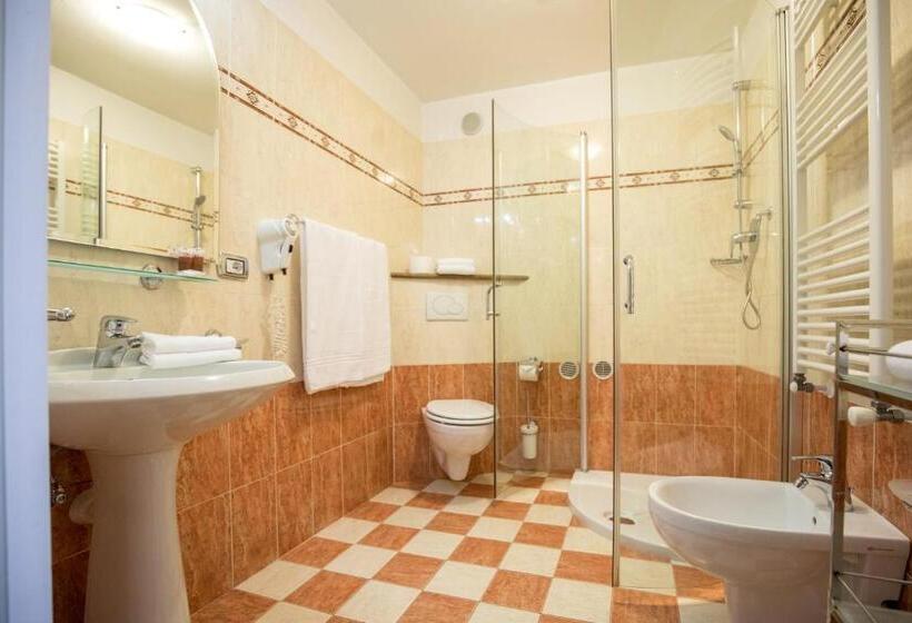 חדר סטנדרט לארבעה, Touring