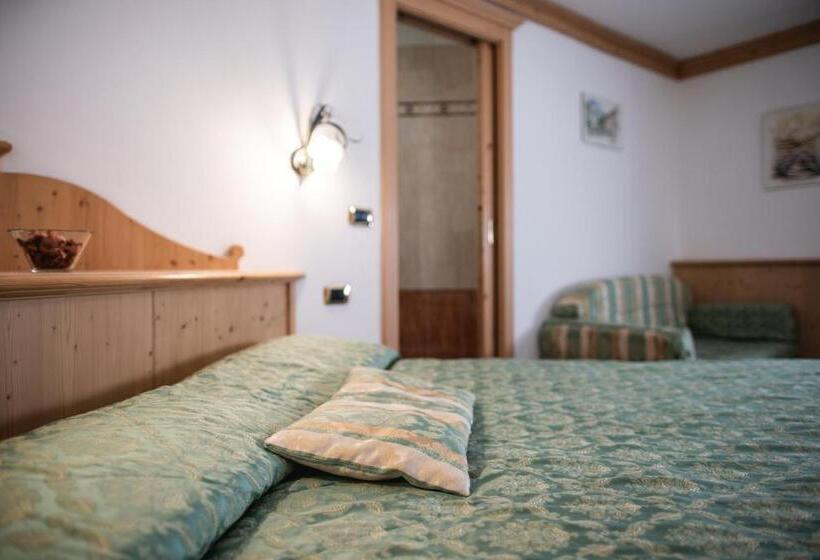 חדר סטנדרט לארבעה, Touring