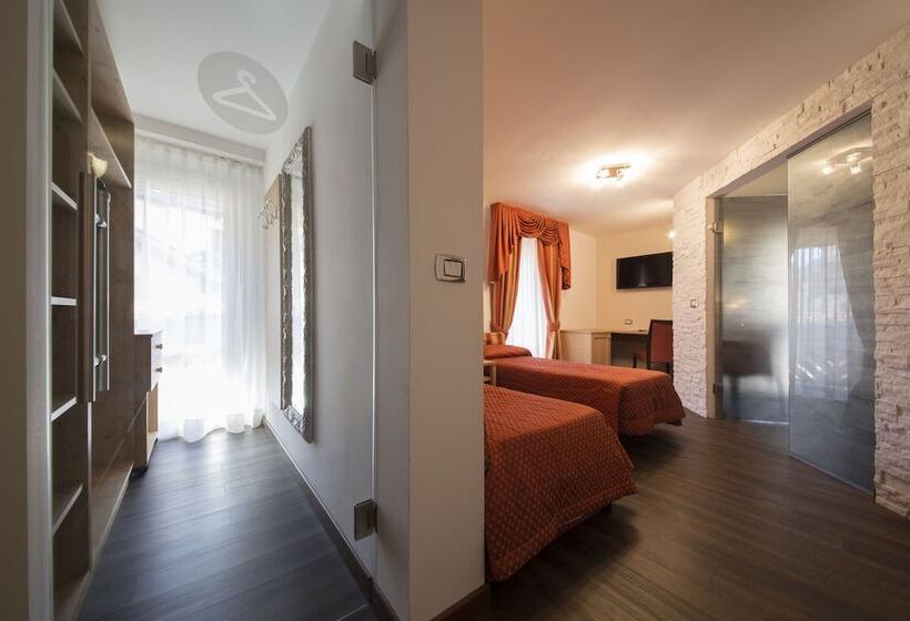 חדר סטנדרט לשלושה, Touring