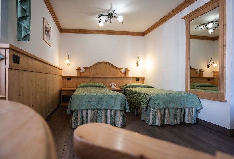 חדר סטנדרט לשלושה, Touring