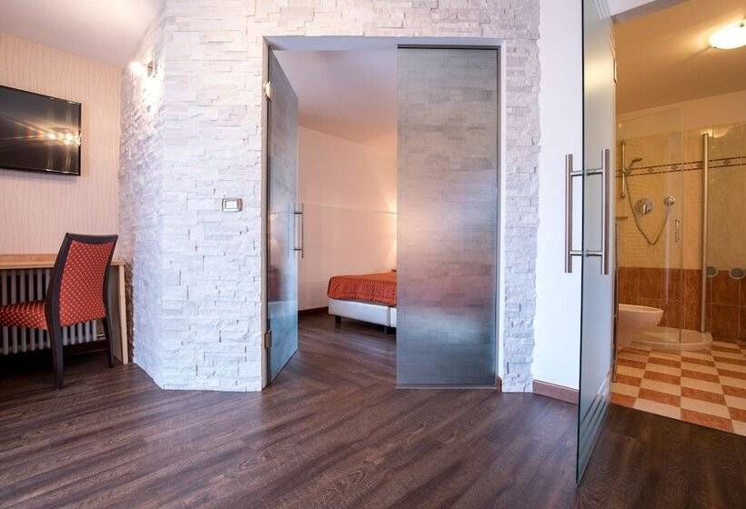 חדר סטנדרט לארבעה, Touring