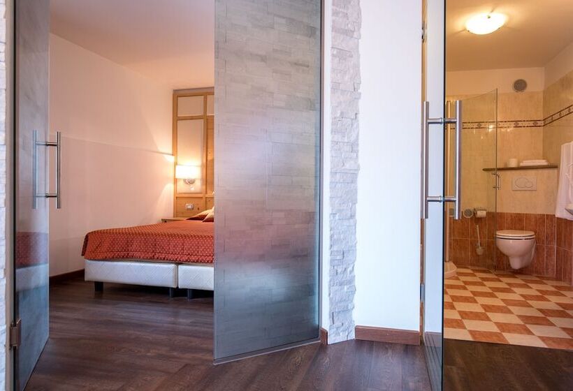 חדר סטנדרט לארבעה, Touring