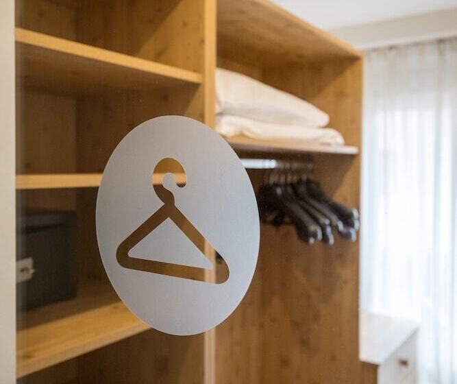 חדר סטנדרט לארבעה, Touring