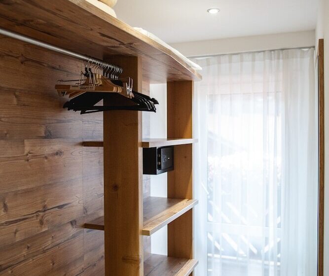 חדר סטנדרט לארבעה, Touring