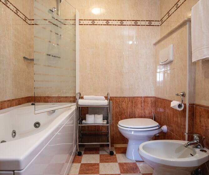 חדר סטנדרט לשלושה, Touring