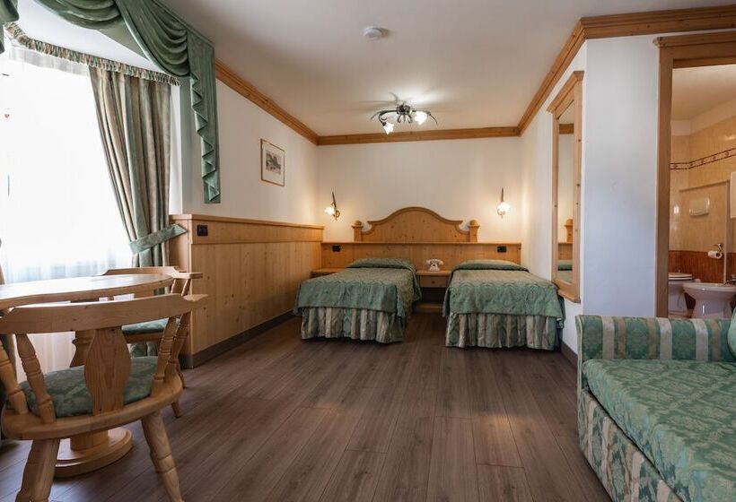 חדר סטנדרט לשלושה, Touring