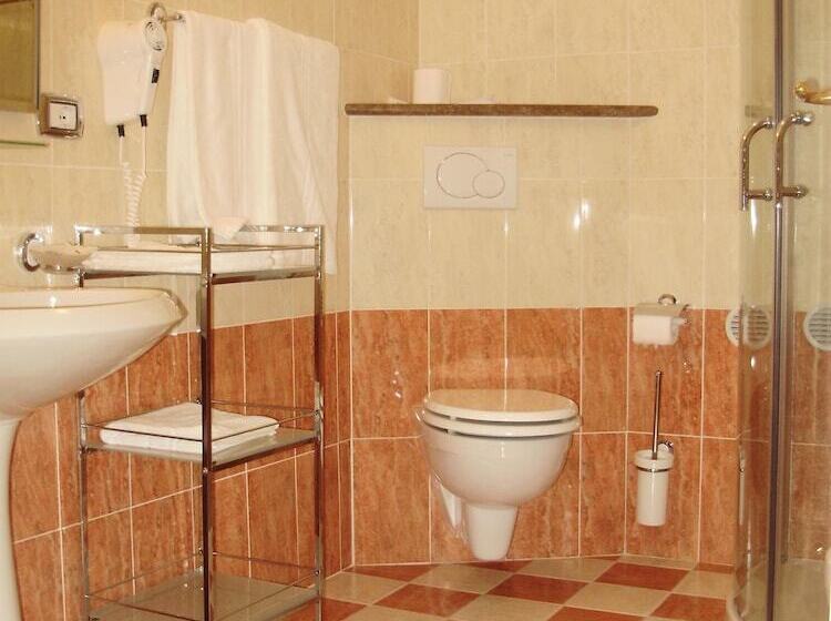 חדר סטנדרט לשלושה, Touring