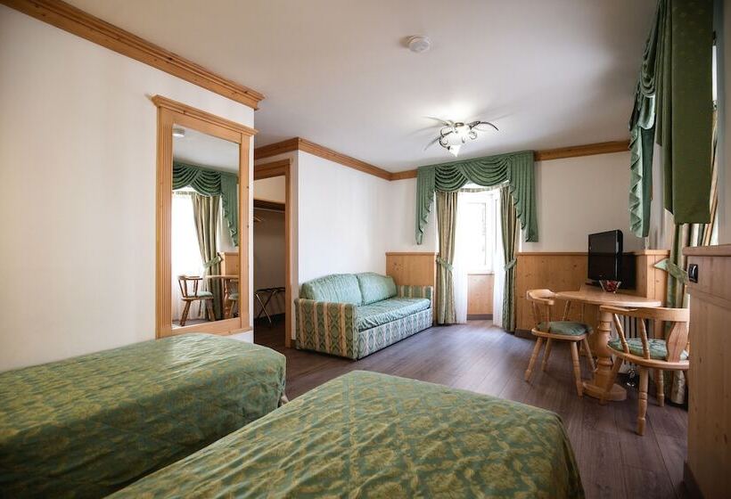 חדר סטנדרט לארבעה, Touring