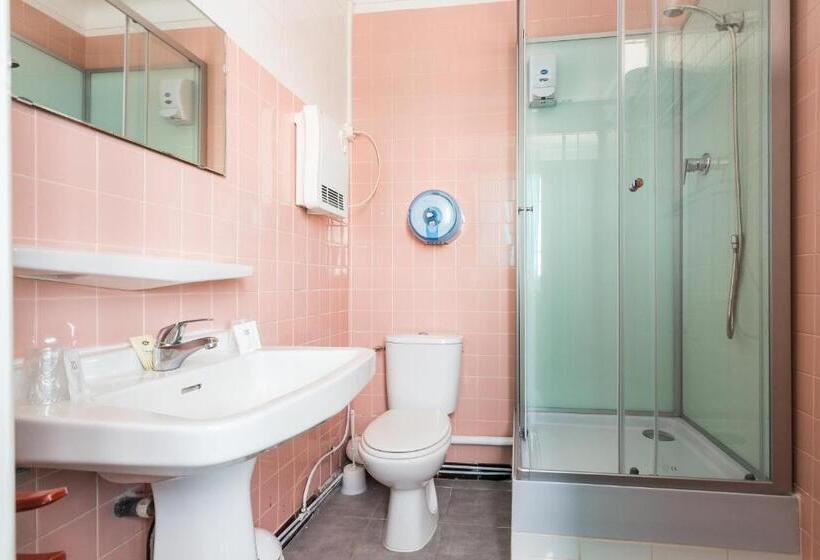 اتاق ساده سه‌ نفره, Hôtel Restaurant   Villa Les Sirènes