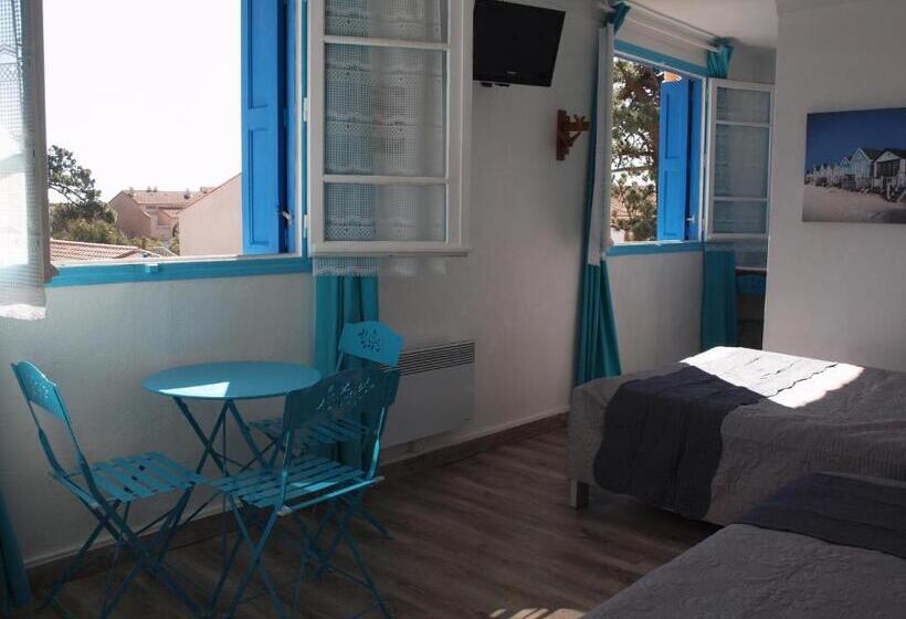 اتاق ساده سه‌ نفره, Hôtel Restaurant   Villa Les Sirènes