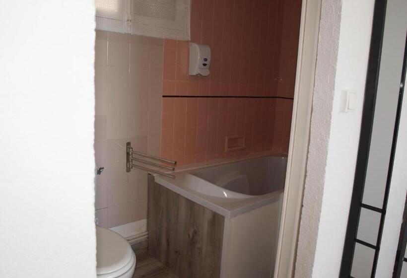 اتاق ساده سه‌ نفره, Hôtel Restaurant   Villa Les Sirènes