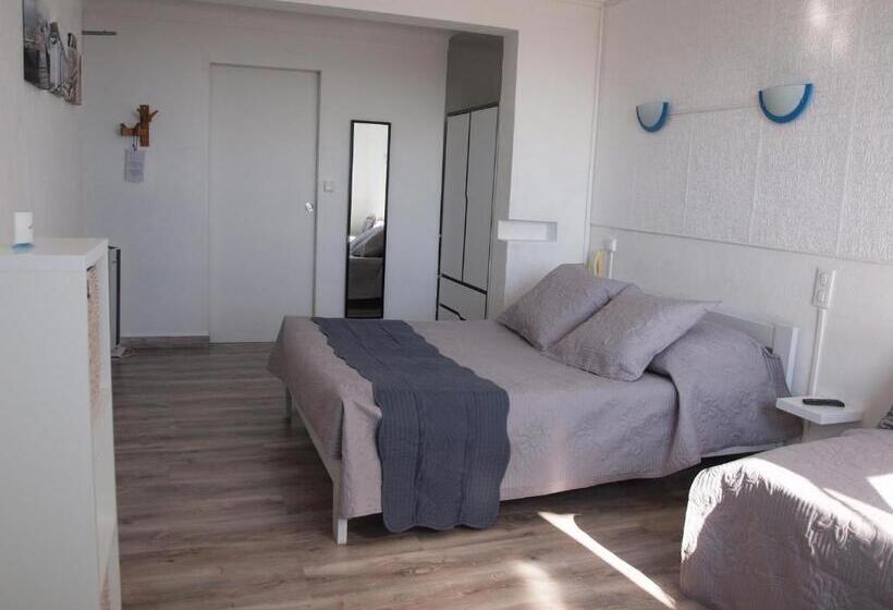 اتاق ساده سه‌ نفره, Hôtel Restaurant   Villa Les Sirènes