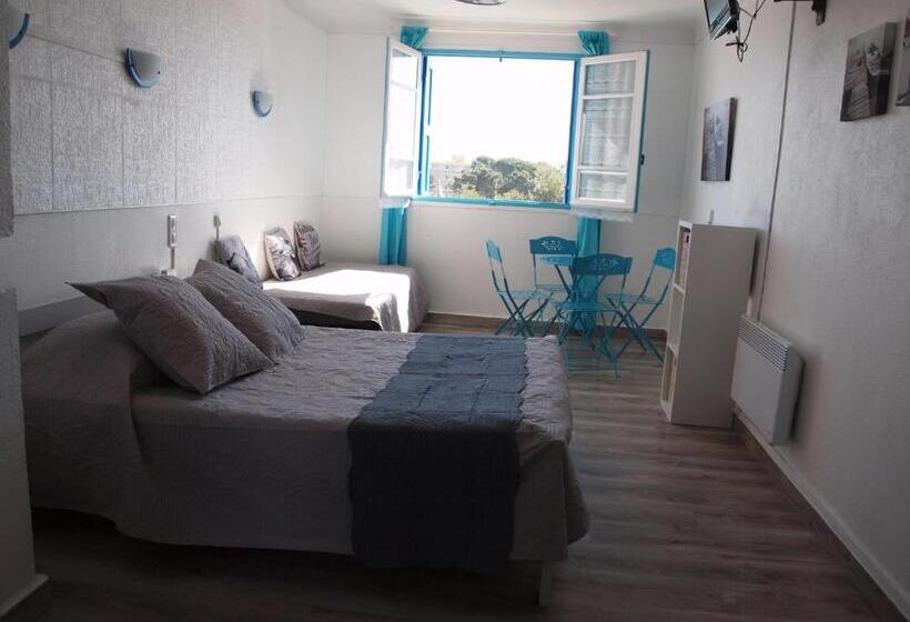 اتاق ساده سه‌ نفره, Hôtel Restaurant   Villa Les Sirènes