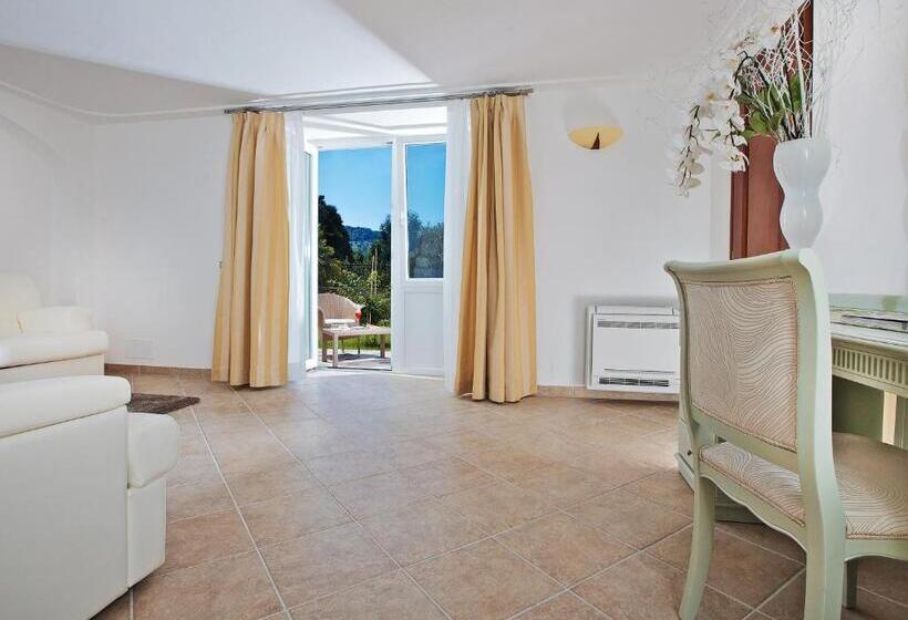 سوییت جونیور با چشمانداز جانبی دریا, Villa Ceselle