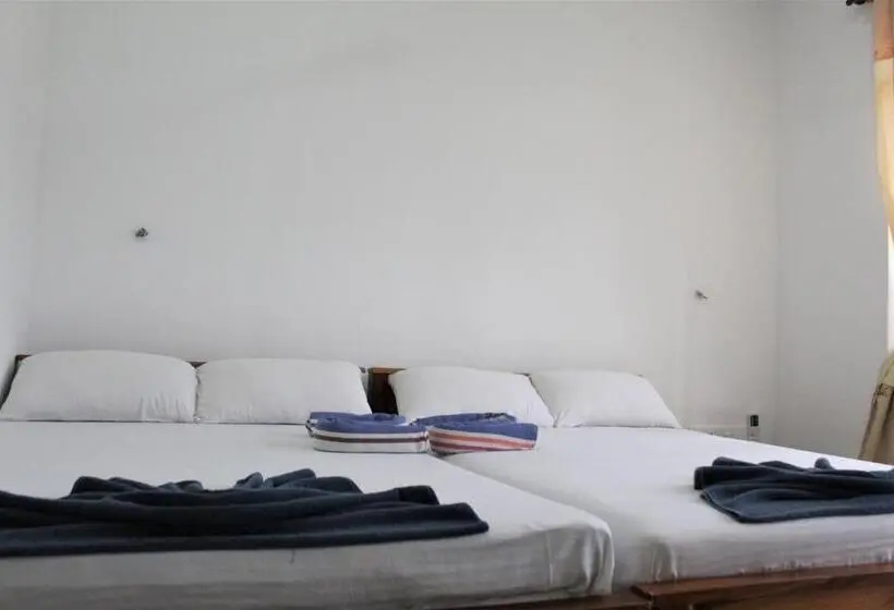 デラックスの4人部屋, The Sisara