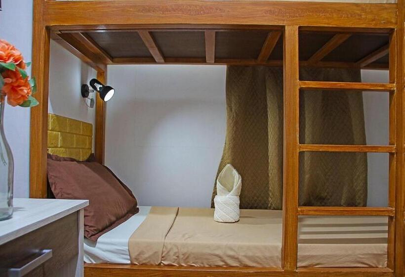 اتاق استاندارد چهارنفره با سرویس بهداشتی مشترک, Prim Travellers Inn