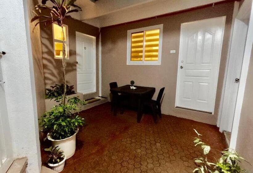 Economy Quadruple Room, Prim Travellers Inn