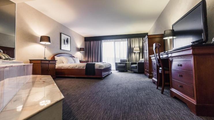 キングサイズベッドのスタンダードルーム, Hôtel Et Centre De Villégiature Lac Carling