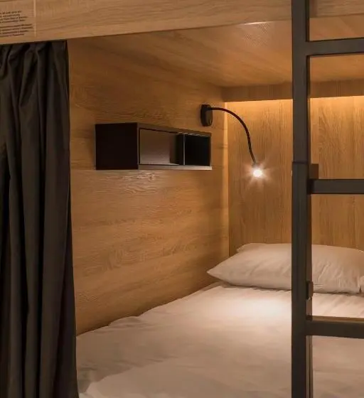 Capsule, Globe Runner Hostel