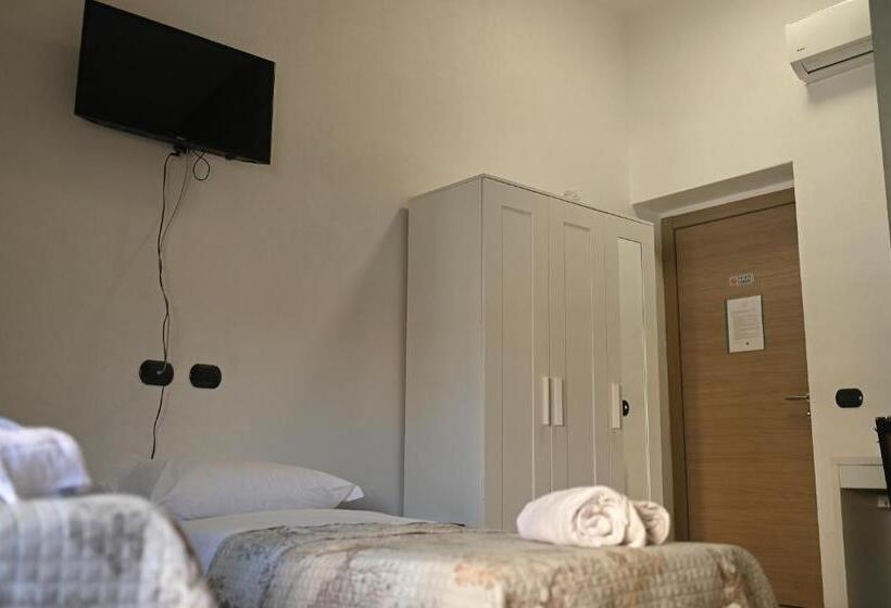 基本三人间, La Gloria Rho