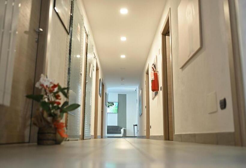 基本三人间, La Gloria Rho