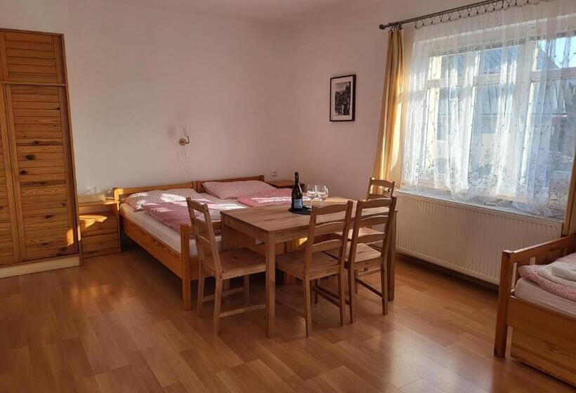 غرفة قياسية ثلاثية, Pension Family