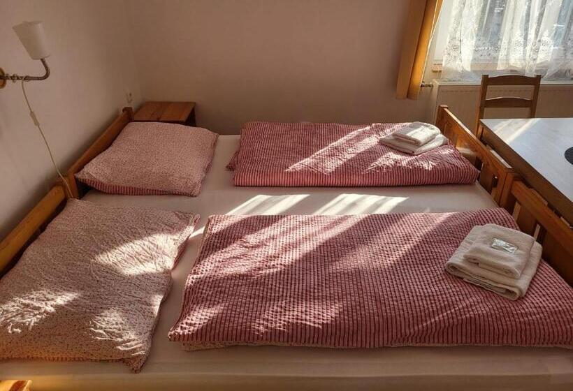 غرفة قياسية ثلاثية, Pension Family