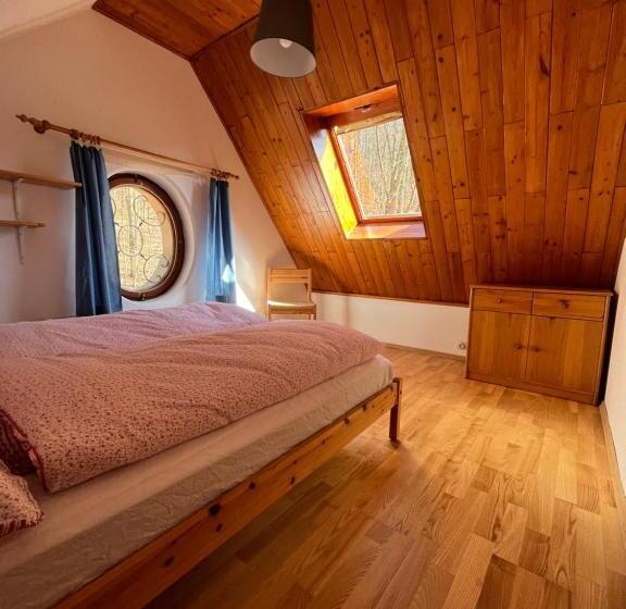 غرفة عائلية, Pension Family